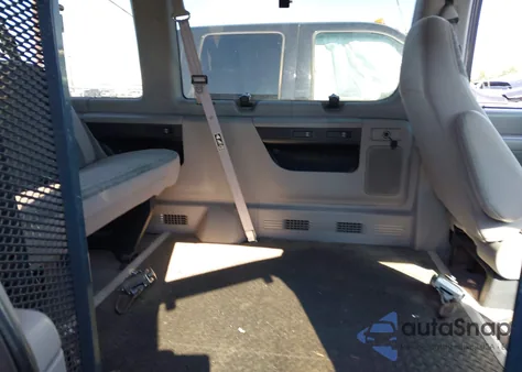 2002 Ford Econoline E350 Super Duty Wagon z USA, uszkodzony, nr VIN 1FBNE31S52HB62465